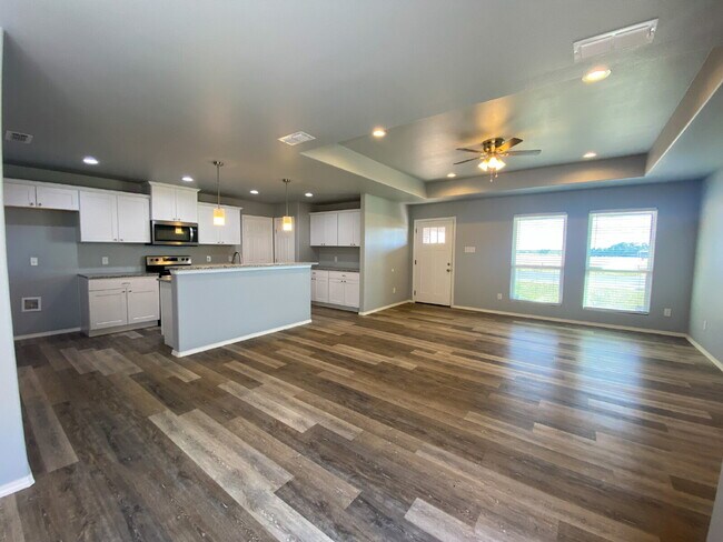 Building Photo - Spacious 3/2/2 in Frenship School District!