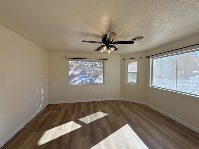 Building Photo - 3 Bed Home La Verkin