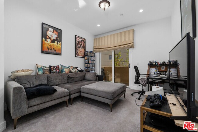 Building Photo - 411 N Oakhurst Dr