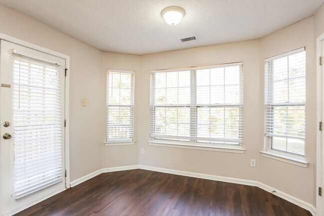 Building Photo - 3105 Brookfield Dr SW