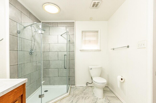 Building Photo - 2513 26th St