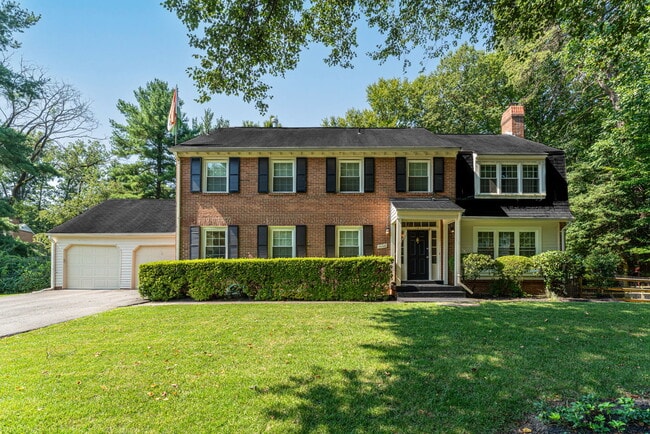 Stately renovated colonial 2 blocks to Potomac Village! - 10108 Donegal Ct