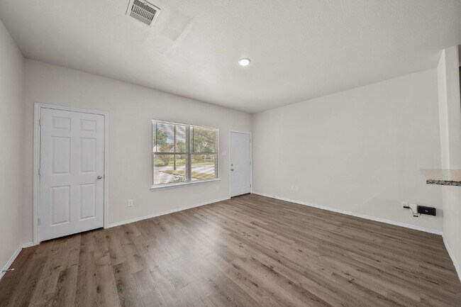 Building Photo - **MOVE-IN READY 3-BEDROOM HOME IN CONROE!**