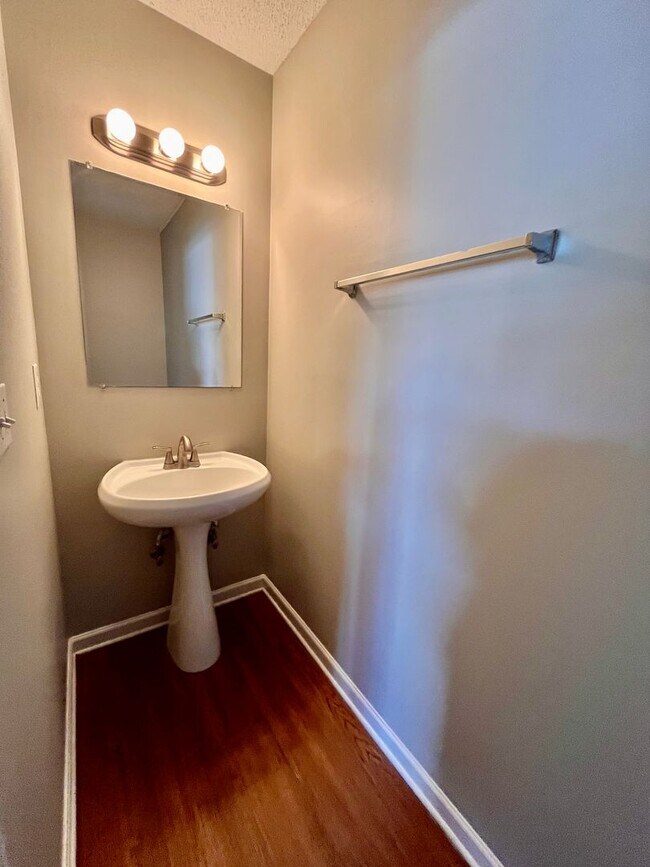 Building Photo - Adorable 1 bed / 1.5 bath with Garage