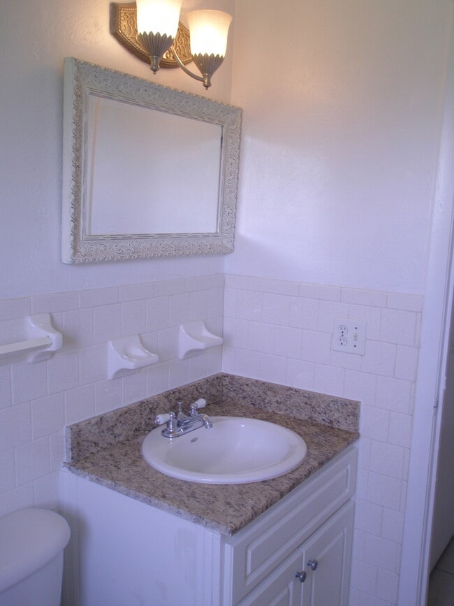 Building Photo - Newly renovated 2 bedroom duplex in Braden...