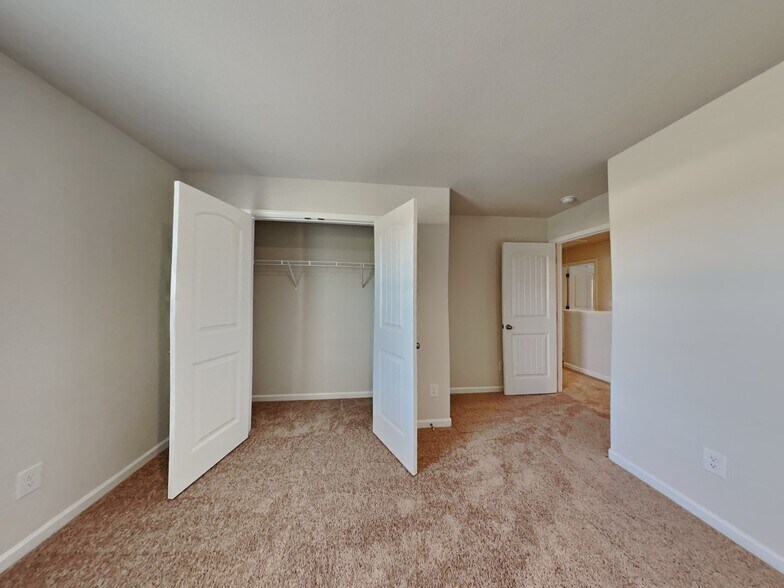 Building Photo - 279 Royal Mdw Dr