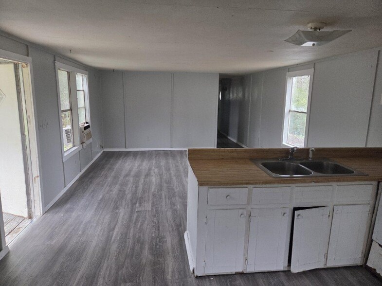 Building Photo - 2 B Harding St