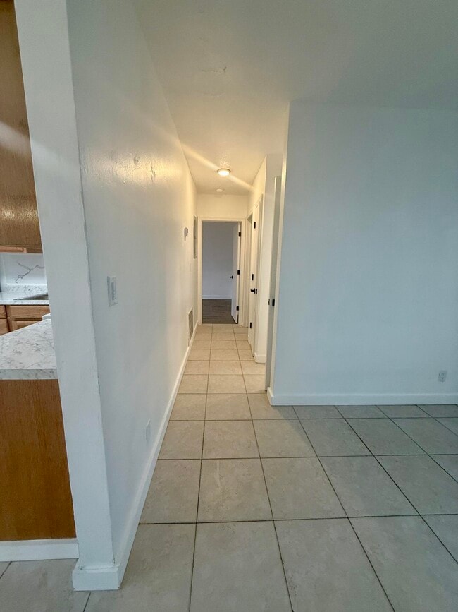 Building Photo - 337 SE 12th Ave