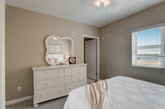 Building Photo - 2650 Lake Shore Dr