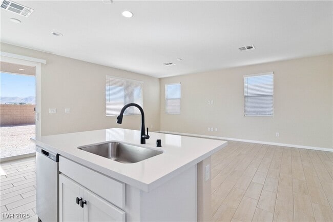 Building Photo - 3859 Painted Lady Ave