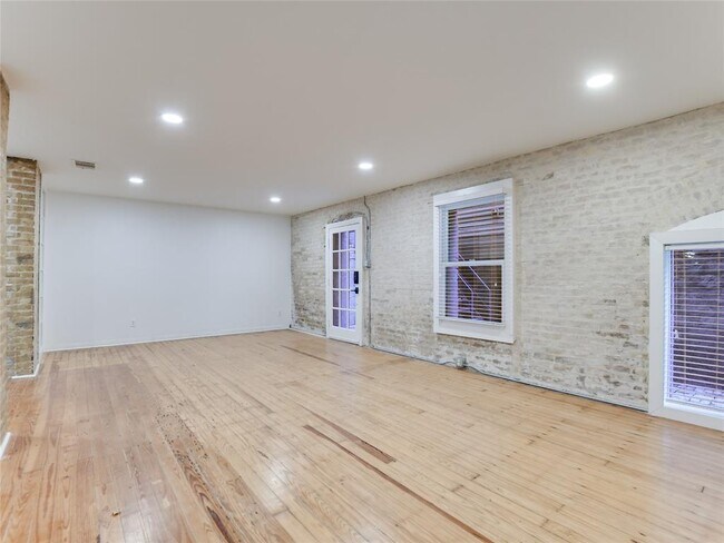 Building Photo - 702 San Antonio St