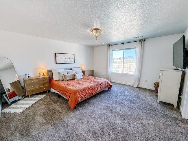 Building Photo - 549 N Orchard Dr