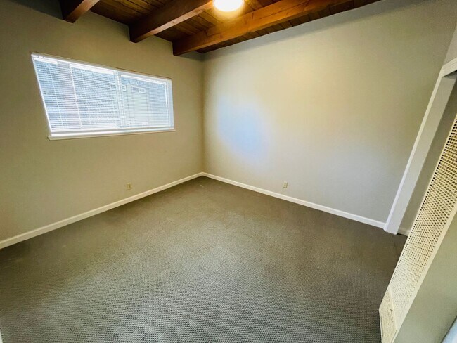 Building Photo - Pet friendly 2 bed 1 bath apartment for rent in South Lake Tahoe