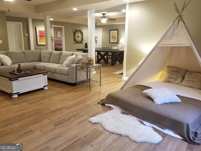 Building Photo - 6729 Great Water Dr