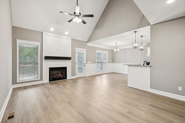 Building Photo - 3 Bedroom 2 1/2 Bathroom Home!!