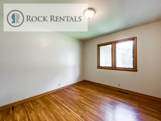 Building Photo - 3 Bed 1.5 Bath House in Convenient Location
