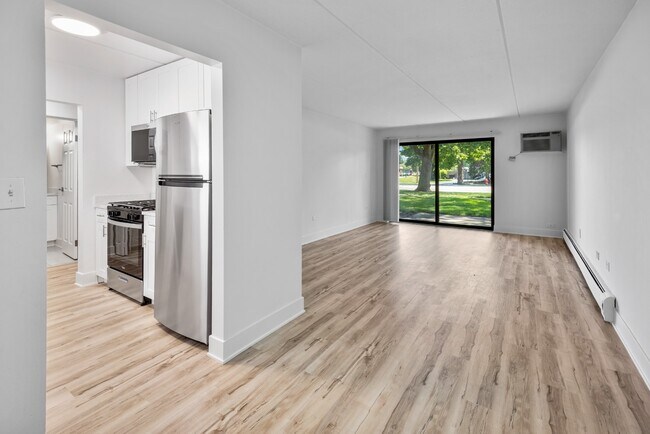 Building Photo - Modern 1 Bedroom Apartments | Recently Renovated | Pet Friendly | Prime Location