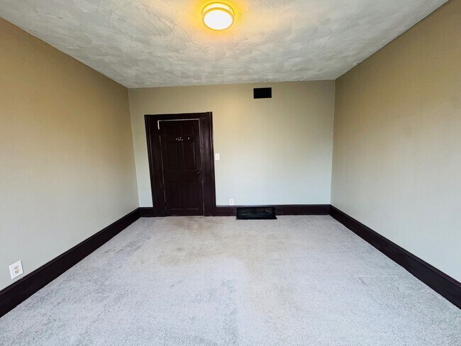 Building Photo - 3621 Sackett Ave