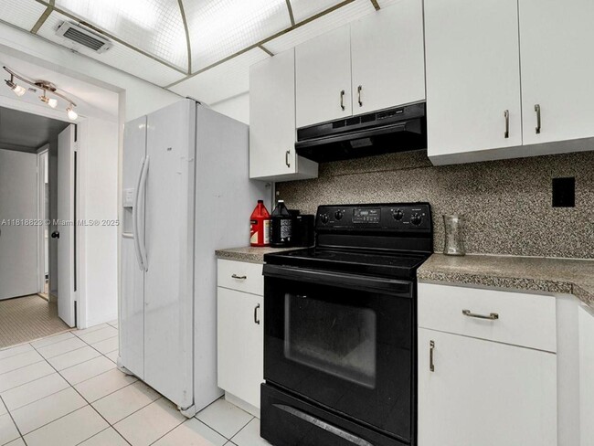 Building Photo - 5838 Collins Ave