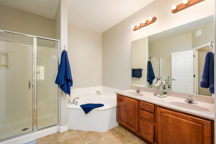 Building Photo - 5350 E Deer Valley Dr