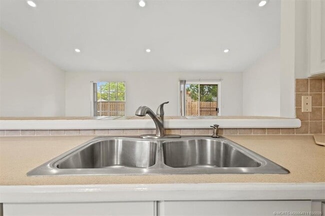 Building Photo - 517 SW College Park Rd