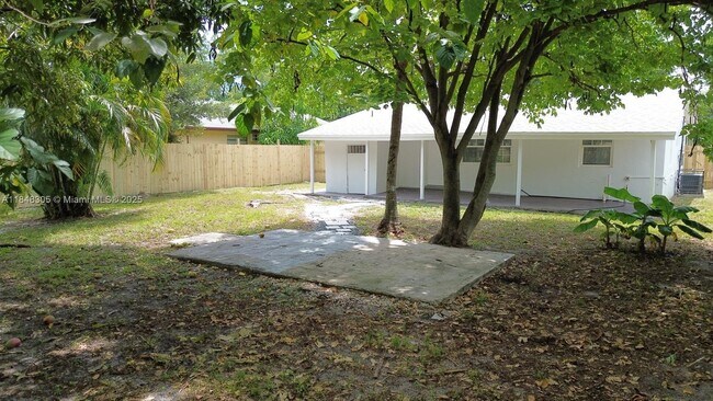 Building Photo - 1657 SW 44th Ave