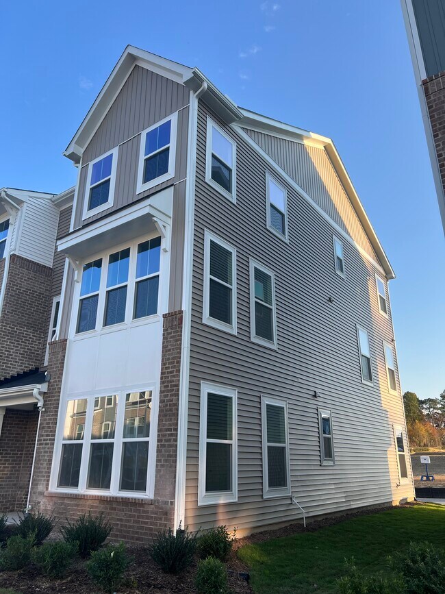 Building Photo - 375 Chesapeake Cmns St