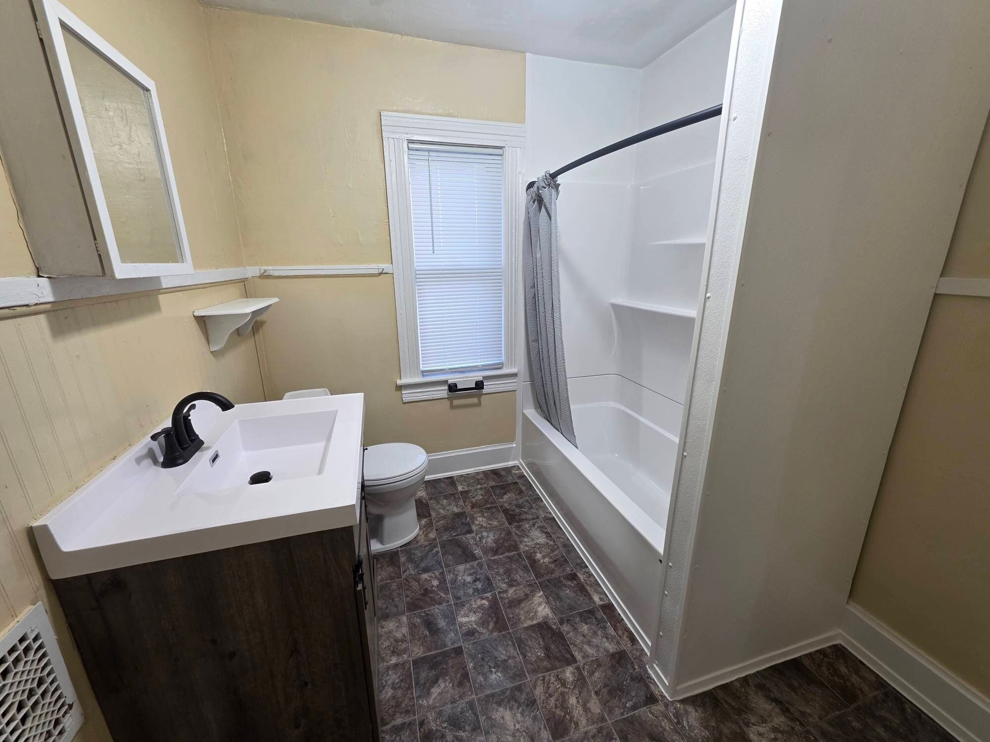 Building Photo - 1614 5th Ave