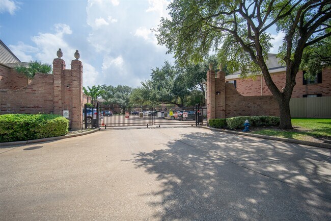 Building Photo - 2255 Braeswood Park Dr