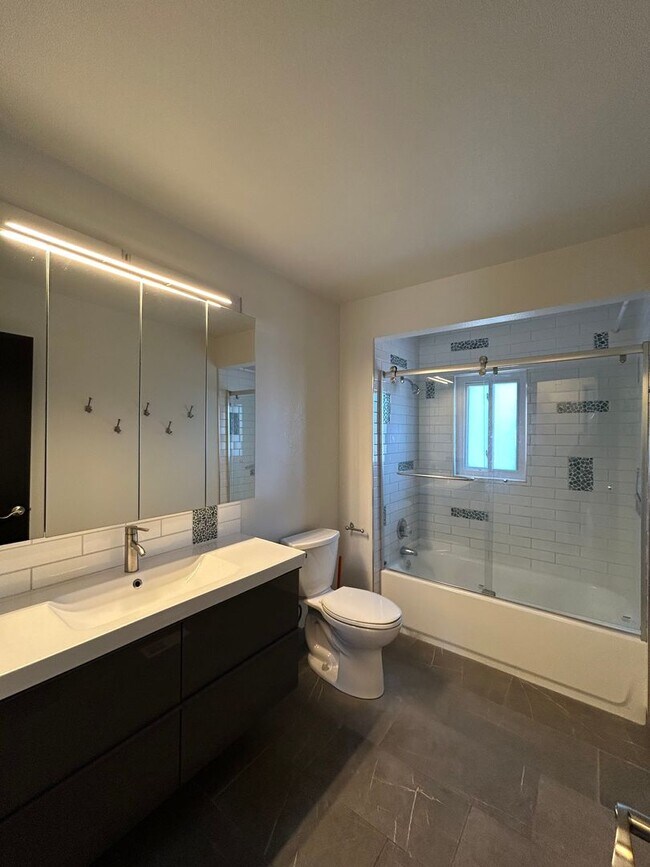 Building Photo - Stunning 4 BR/2 BA Morrison Home!!