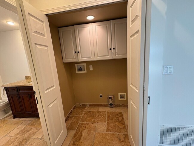 Building Photo - Spacious House - 2 stories - 4 Bedrooms + 2.5 Baths & large 2 car garage