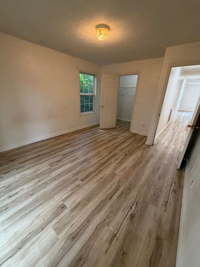 Building Photo - 3 Bedroom | 2 Bathroom | 1,100 square feet | Merriam Woods MO!