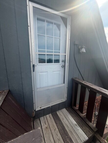 Building Photo - 915 Corbet St