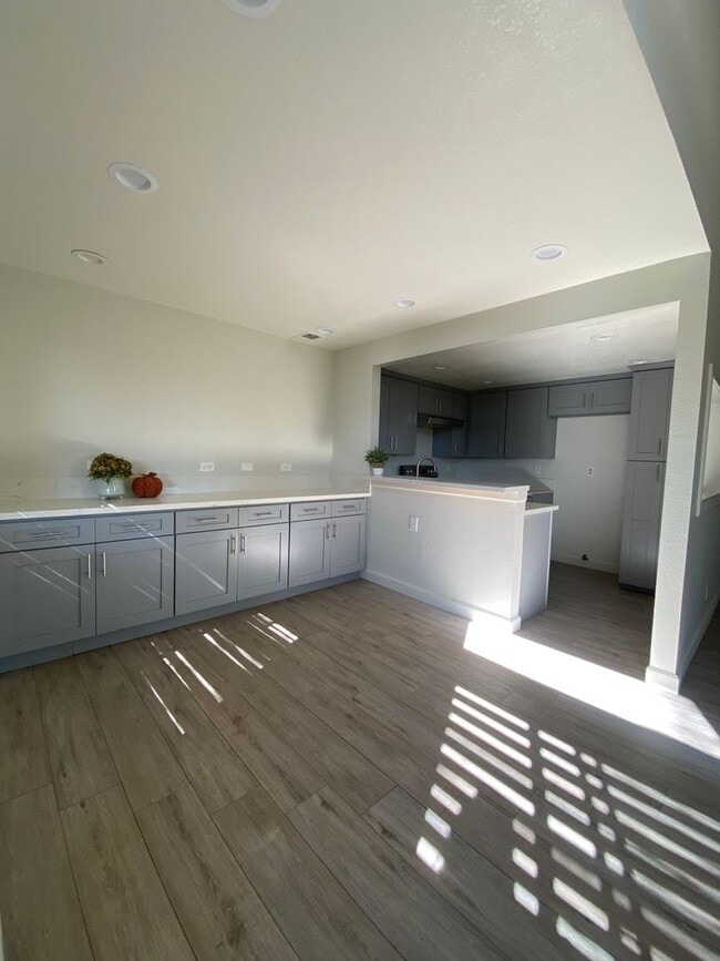 Building Photo - Alta Loma Woods Two Bed with Small Yard an...