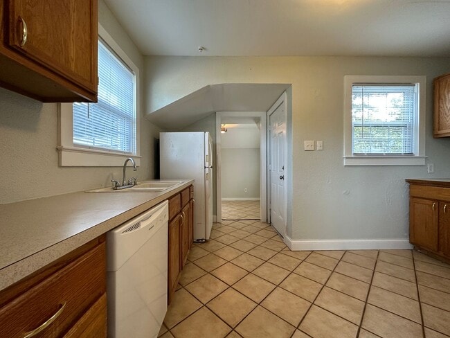 Building Photo - 4024 MacArthur Dr