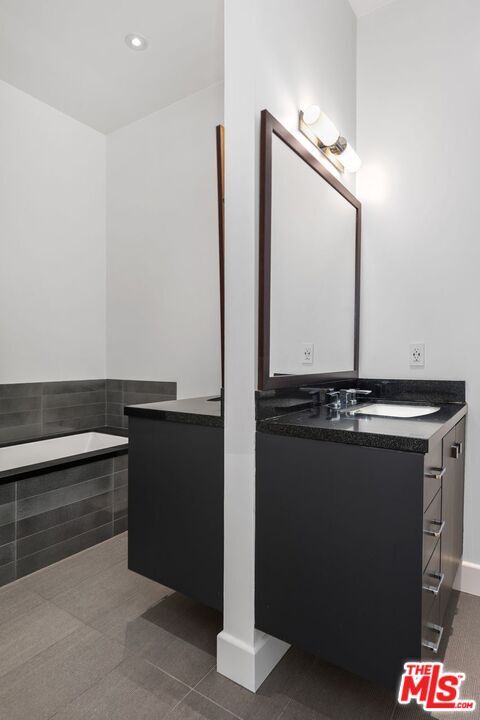 Building Photo - 429 N Lucerne Blvd