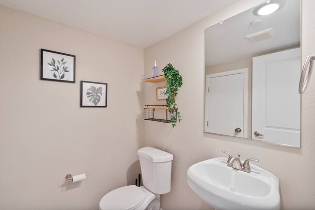 Building Photo - 16601 N Parkview Pl