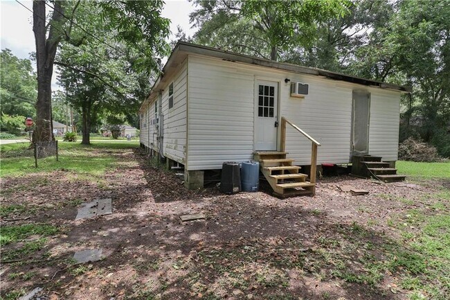 Building Photo - 61325 Holly Dr