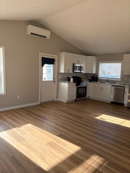 Building Photo - 598 Main St