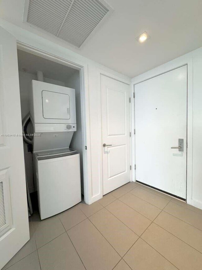 Building Photo - 1600 NE 1st Ave