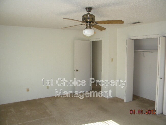Building Photo - 996 Meadow Cir S