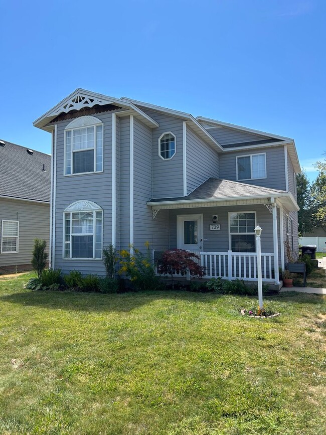 Building Photo - Utilities & Internet Included! 4 Bed 2.5 B...