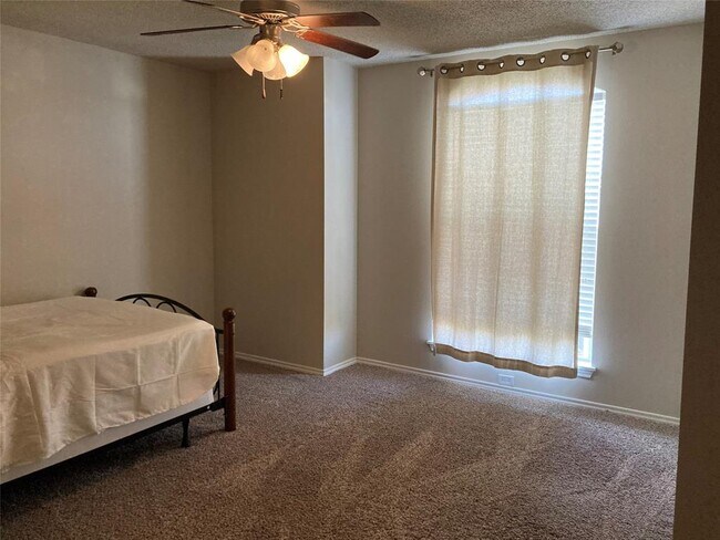 Building Photo - 2106 Main St