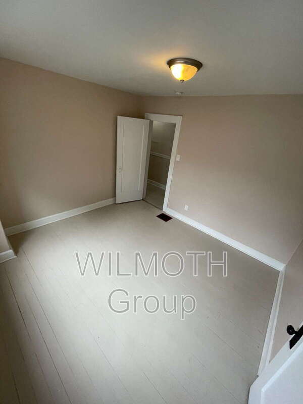 Building Photo - 815 N Riley Ave