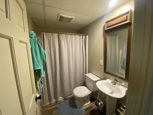 Building Photo - FREE OF SECURITY DEPOSIT 3 bed 1 bath righ...