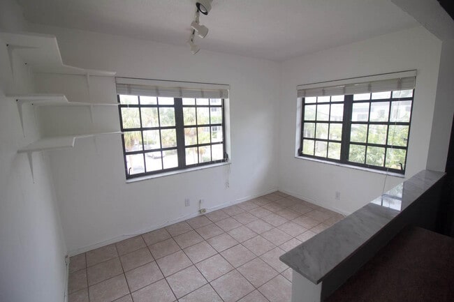 Building Photo - 917 NE 16th Ave