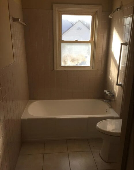 Building Photo - 2208 W 48th St