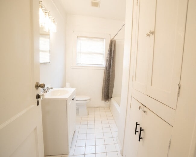 Building Photo - 1922 Wentworth St