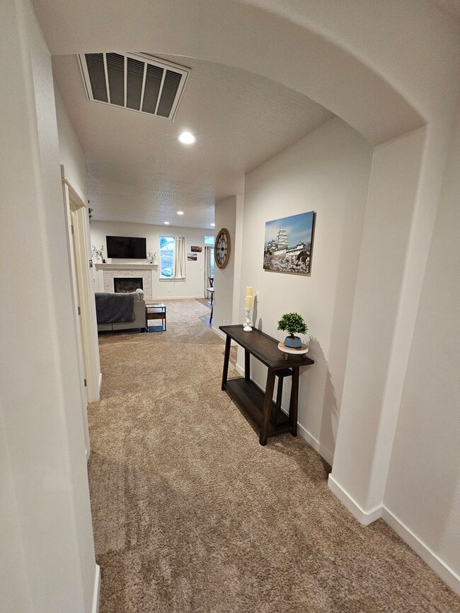 Building Photo - Beautiful Home in Post Falls