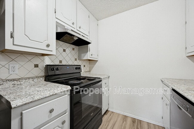 Building Photo - 806 W Belden St